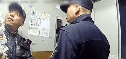 近日，杭州热心群众向萧山公安分局所前派出所求助，有一名3岁左右的小男孩光脚在马路