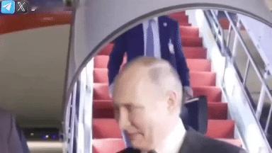 仔细看了一下，这不是啥“硬汉之间的眼神交流”吧，

这明显是俄方的警卫站位错误以