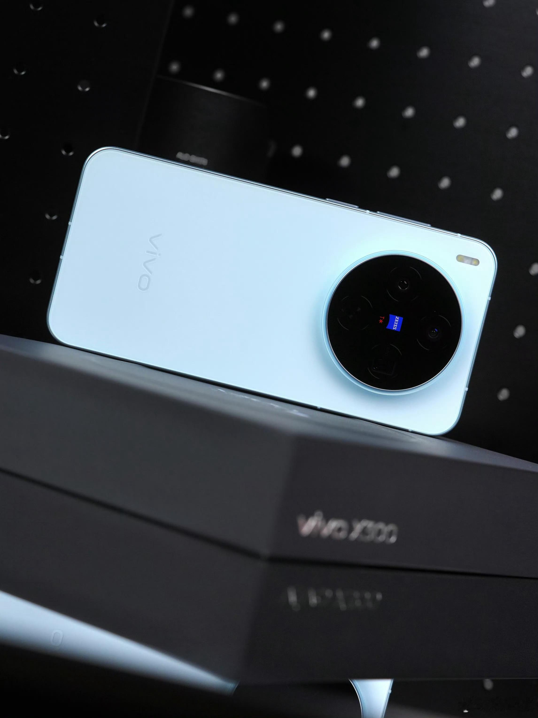 又摸了摸X300标准版，感觉它其实是X200 Pro mini的迭代，手感好、影