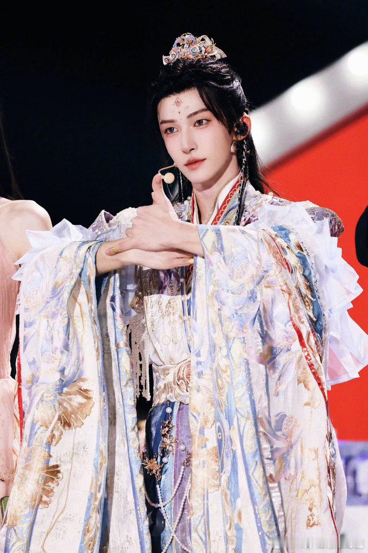 刘宇一年有三百多个舞台✨现身艺笔封神分享舞台心得，常年高密度演出仍用心钻研彩妆，