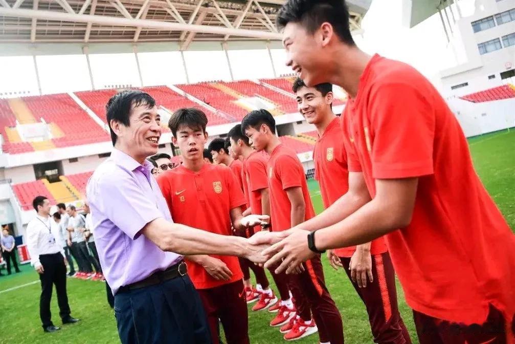 感谢陈戌源吧！旱涝保丰收，成耀东可算是捡了个铁饭碗。
  国奥友谊赛创历史性的0