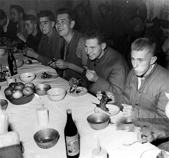 1950年10月25日，朝鲜战场抓到了第一个美军战俘，是个军事顾问，接受完审讯之