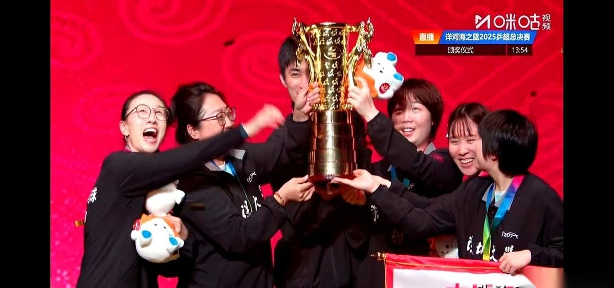 把王炸摁在手里，然后告诉全世界，我用一把顺子就能赢。
我说的就是深大。就是孙颖莎