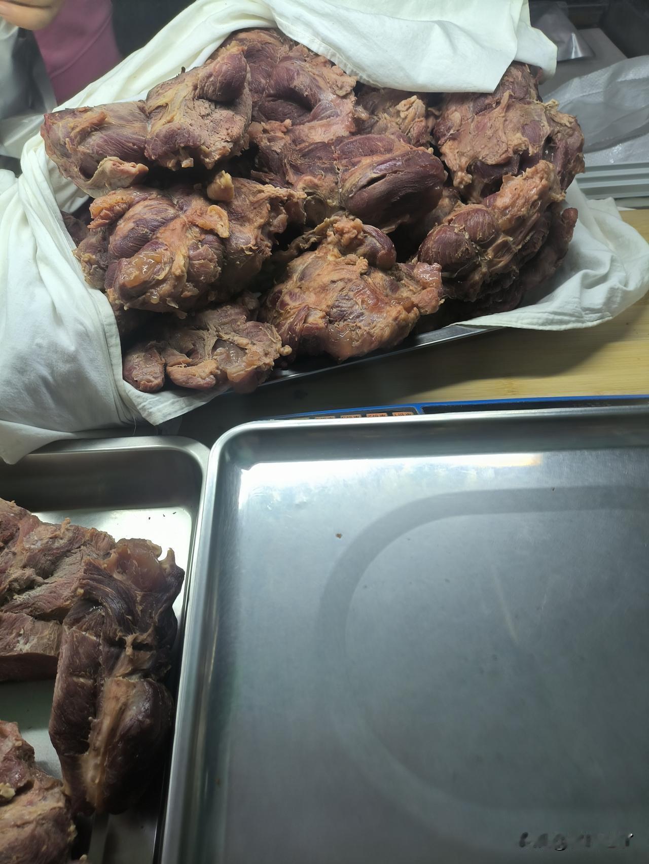 第一次听说熟牛肉的价钱涨到九十块一斤。昨天晚上给孙子打视频电话，最后，孙子说奶奶