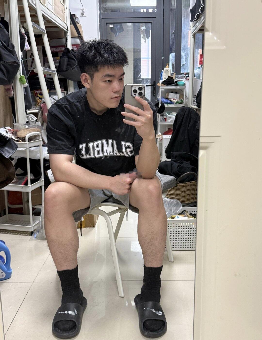 练的好不如拍照角度好
手臂显得比平时略大男大 ootd