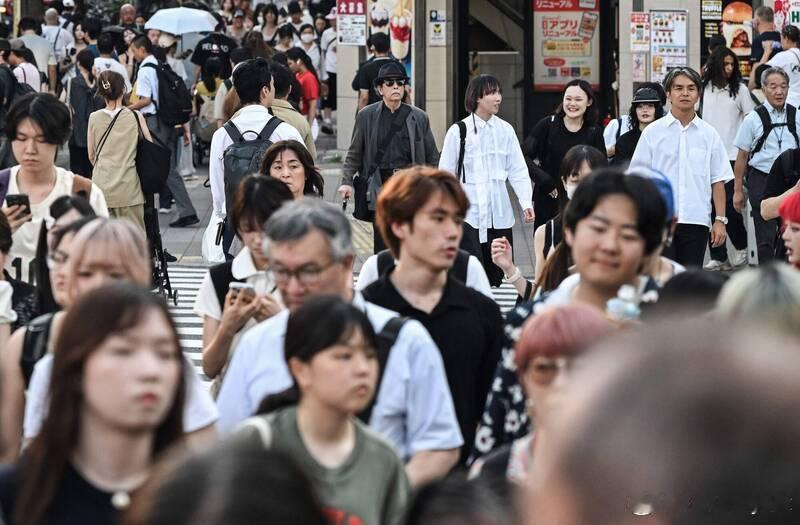 日本不只有“撞人族”！旅日作家曝：还有对外国游客发泄不满的“踢箱族”海外新鲜事 