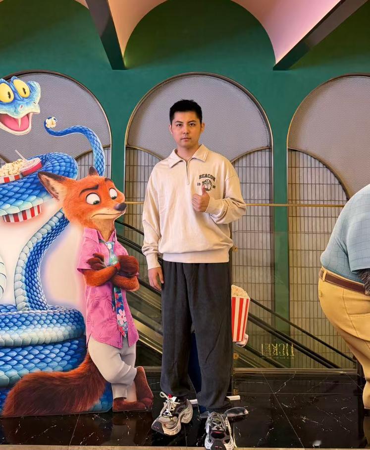 前两天又有兄弟咨询我植发啊，我植发已经有四年了！现在效果如下图（图一、图二和图三