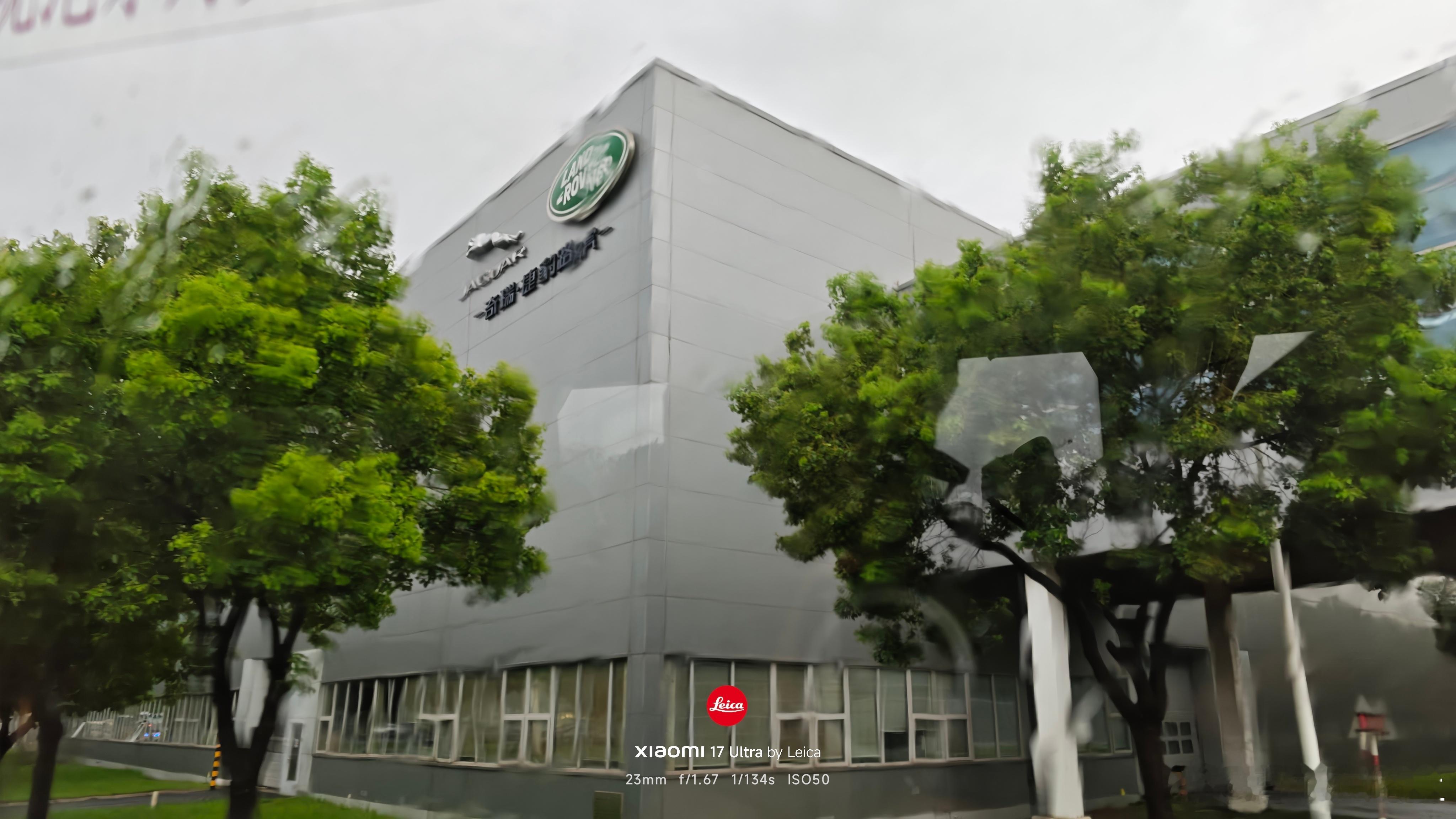奇瑞捷豹路虎有限公司已经进入常熟工厂了这个小十米的100%爬坡度的山看到神行者8
