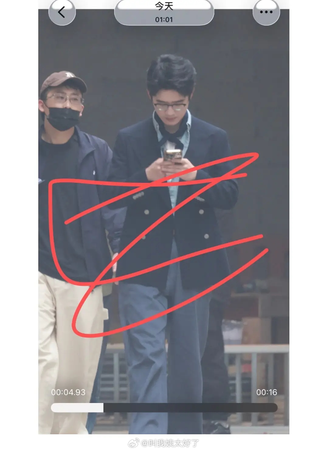 刘昊然今天录制的路透图，好多网友说感觉面相变了，来看看。刘昊然 郭麒麟