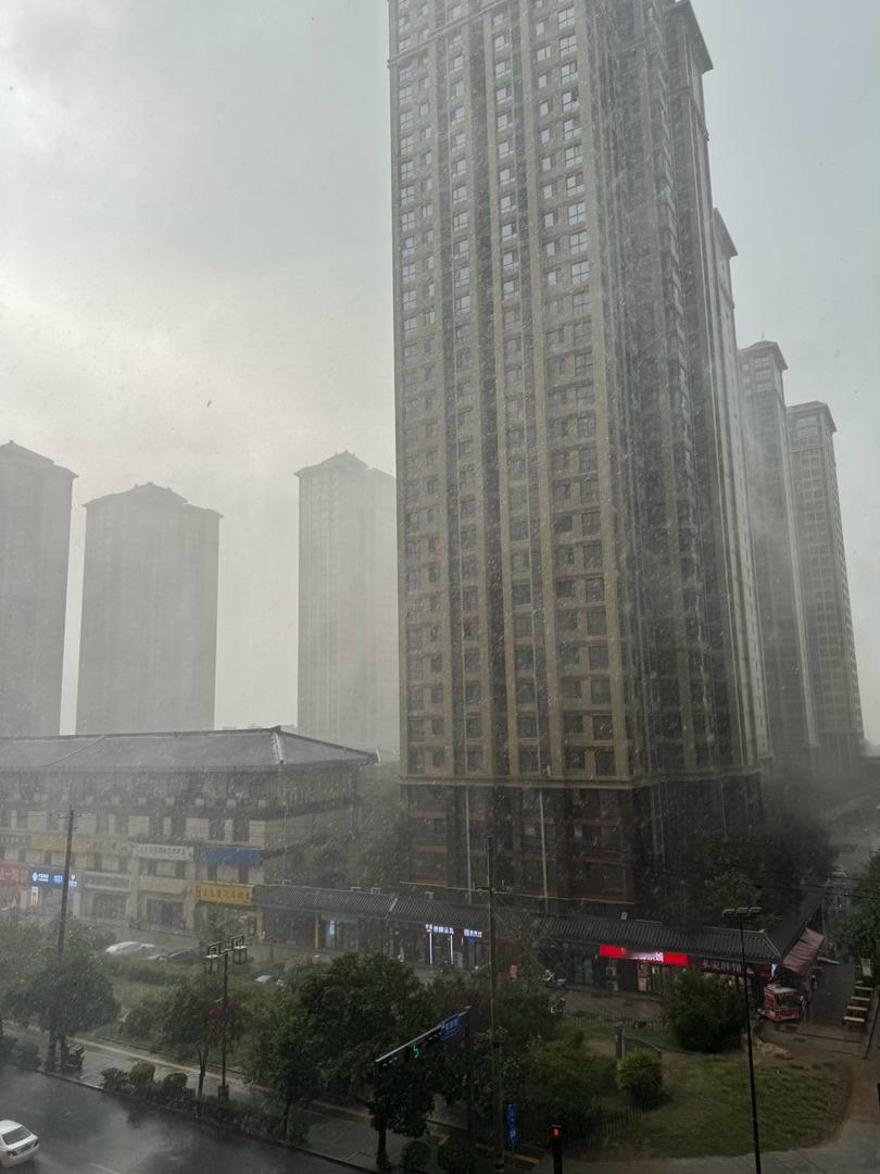 可怕，罕见的大雨🌧️太可怕了邻居说下冰雹了 哪位大神在渡劫啊？雨滴都有珍珠那么