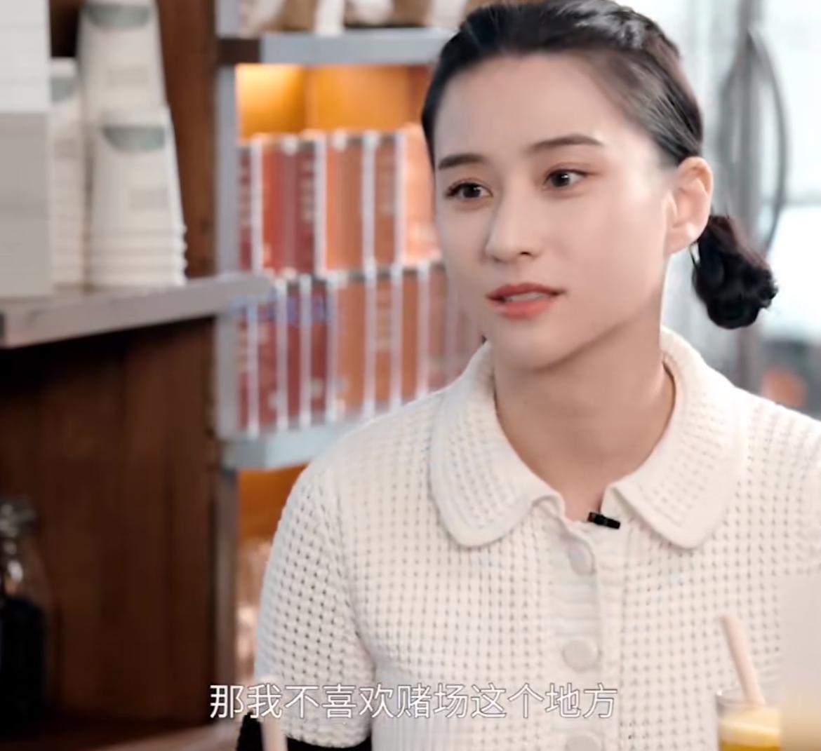 刘嘉玲问了何超莲一个大家最想知道的问题：你喜欢赌钱吗？[石化]

何超莲毫不讳言