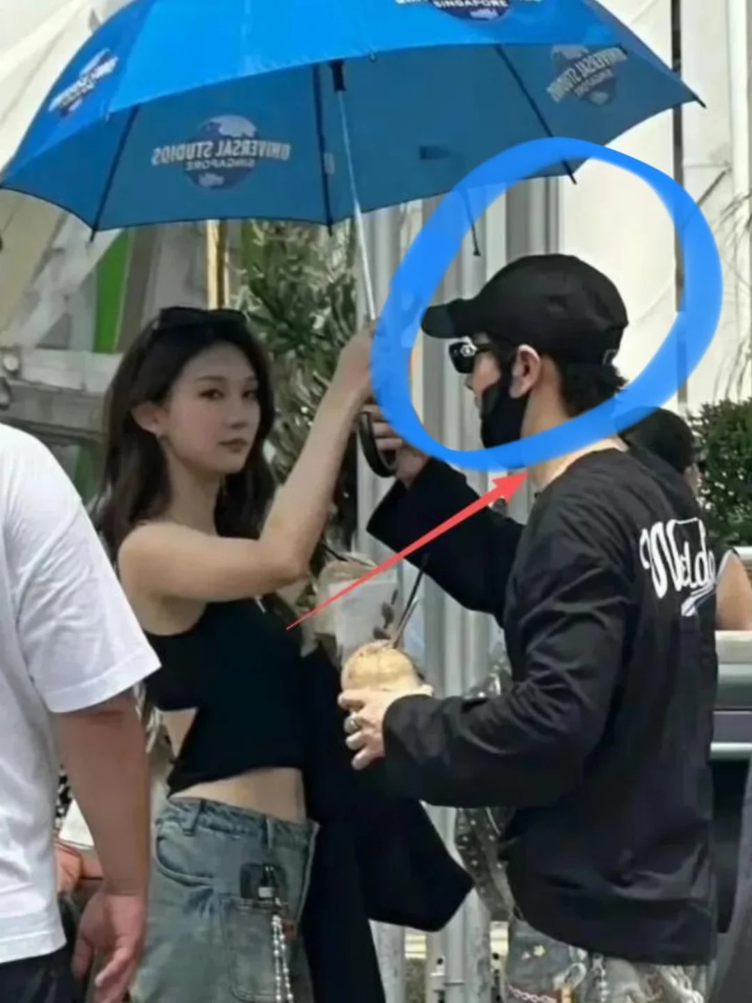 48岁黄晓明环球影城被偶遇