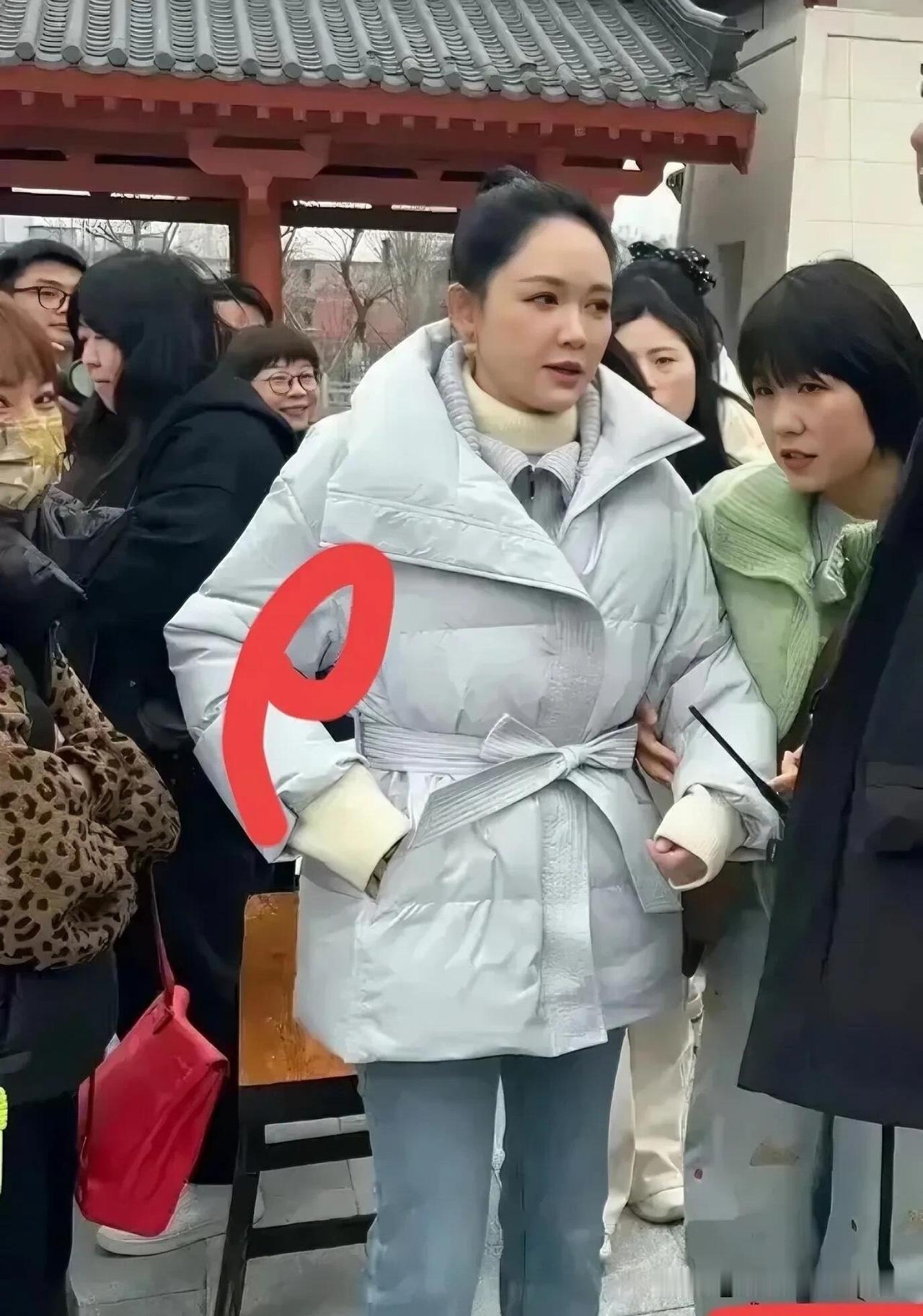 这位女明星实在是太漂亮了，果然是好看的人随便穿都漂亮，她穿着普通的一件外套，搭配