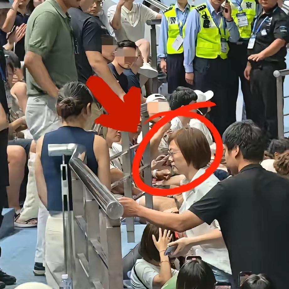 上海大师赛又炸锅了！10号晚白衣女子直接喊停比赛，全场怒喊“滚出去”，这才隔几天