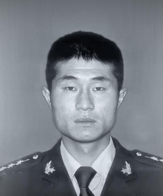 吴建，连长，第49架次第3名跳伞员。
 
这是部队组织的常规跳伞训练，各项流程均