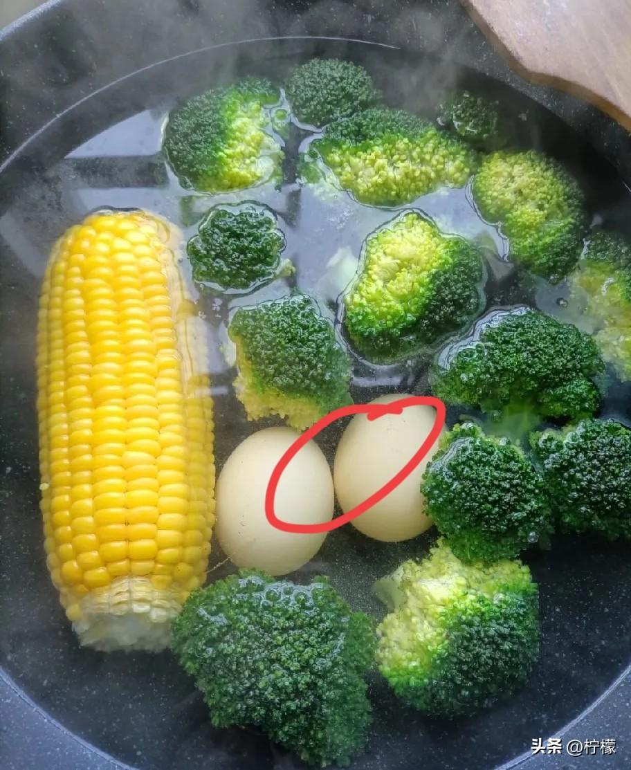 奉劝各位别瞎减肥，我闺蜜都减进医院了。
 
她一米六二，一百二十斤，我说这身材刚