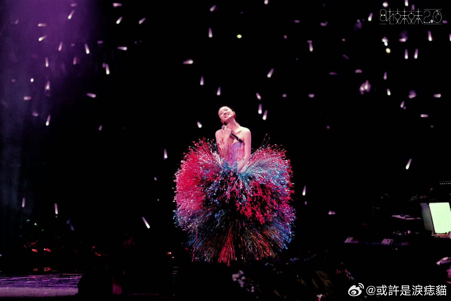 单依纯唱轻轻地告诉你的杀伤力 本来只是随便刷到片段，结果直接被单依纯的《轻轻地告