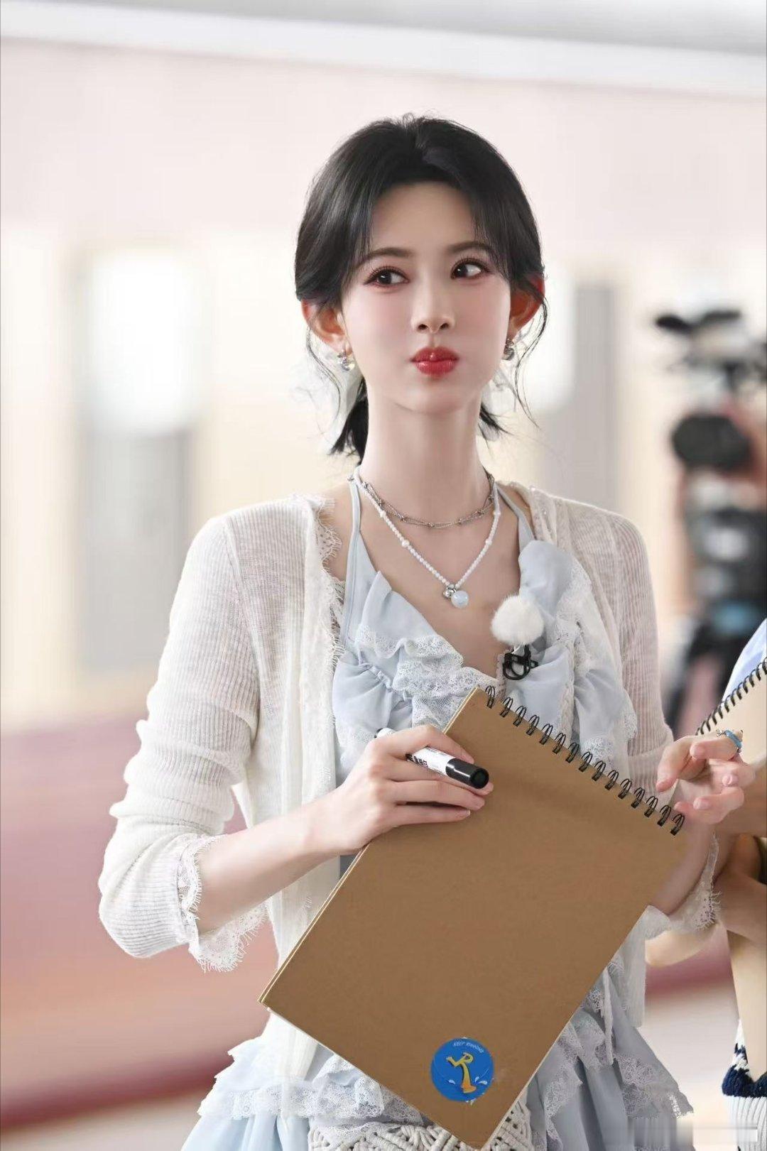 孟子义浅蓝蕾丝裙温柔出圈，清甜氛围感拉满，软妹穿搭尽显灵动少女感 