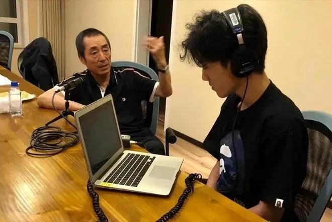 张艺谋或许做梦都未曾料到，年仅24岁的儿子已然成为他的骄傲。在竞争激烈的影视领域
