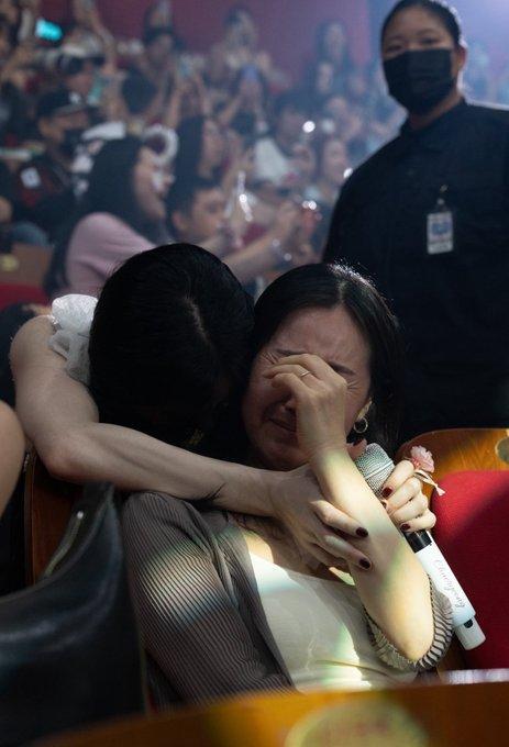 ITZY彩领在今晚的粉丝见面会上与妈妈分享了一个温馨的时刻 