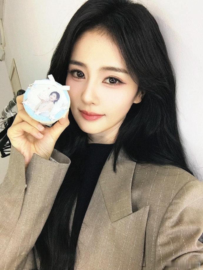 白鹿你就是块小蛋糕 手举着专属人像小蛋糕，这组随拍好美白鹿蛋糕印着自己照片 ​​