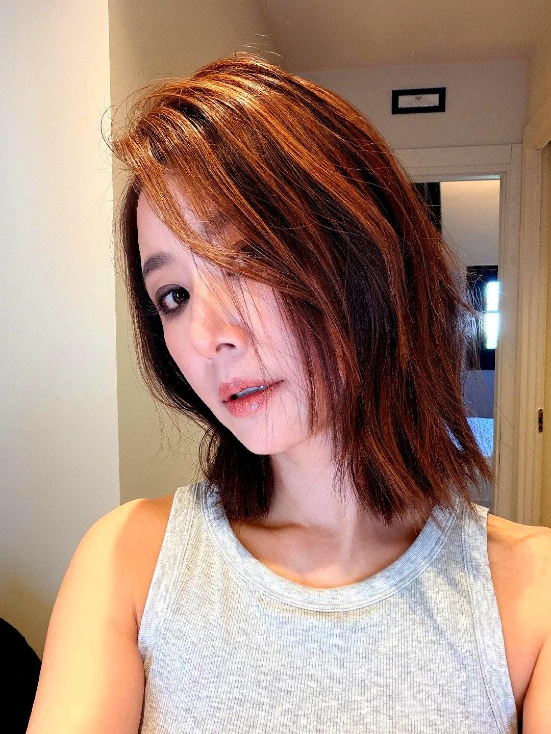 林心如又把我美到了！
她刚刚更新微博，一组新照太吸睛。

10月3日发文，配的就