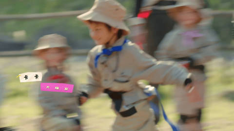 郑业成是不是背着我们干解说了 郑业成在 小娃娃大世界 里围观小朋友对决，情绪价值