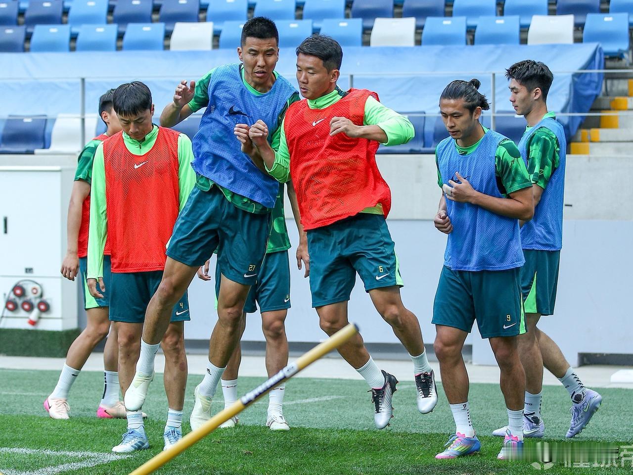 北京国安与老将王刚、池忠国续约一年…北京国安足球俱乐部官方发布公告，宣布与两位3