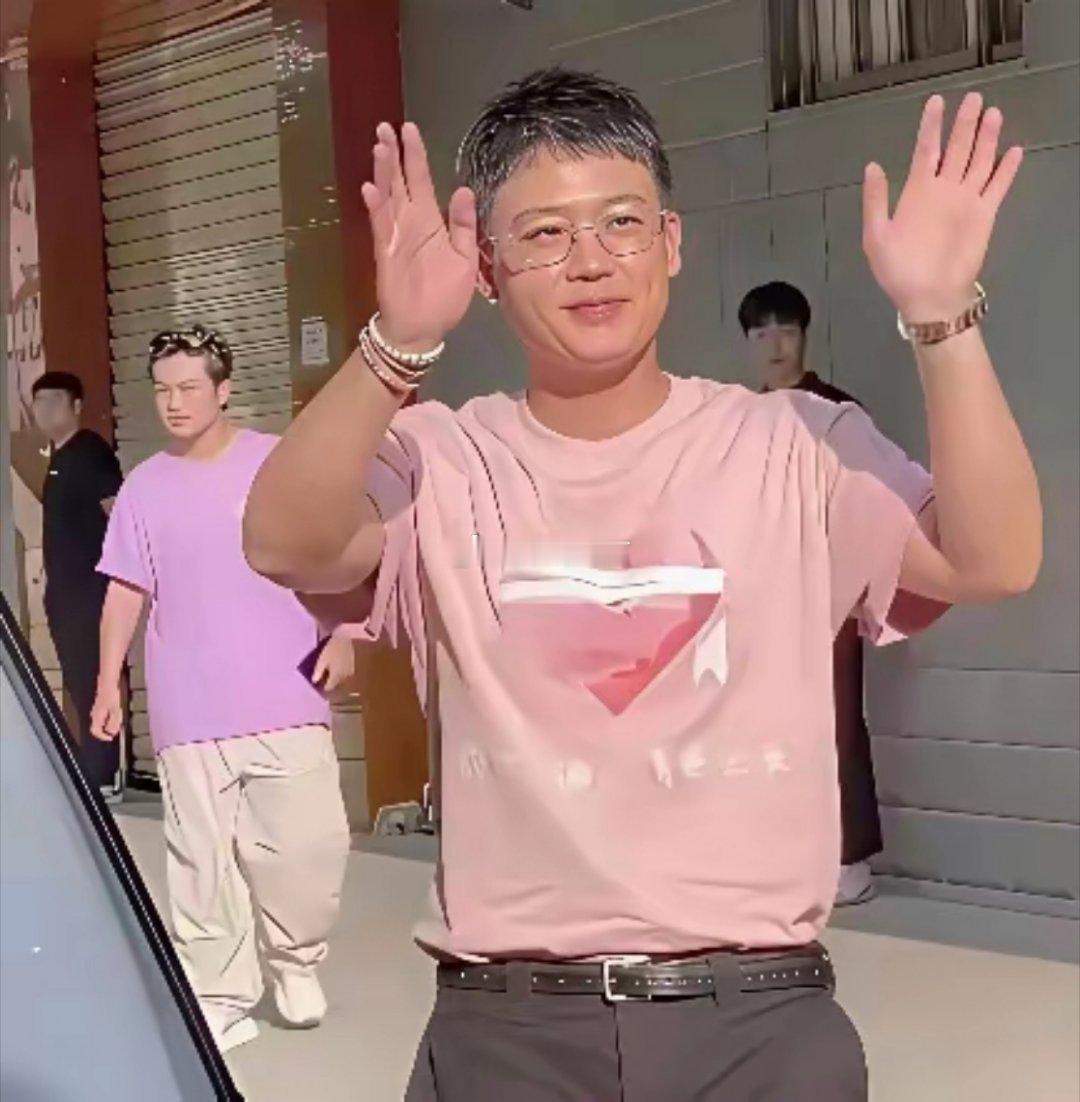 还是非常崇拜的男明星，还是要瘦下来才更有魅力啊！ 