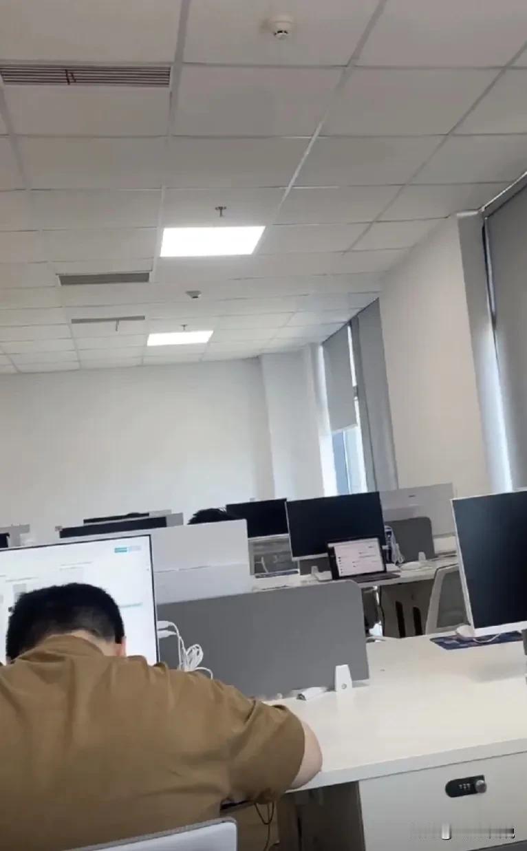 这两天和公司的委托律师在梳理即将开庭的仲裁材料时学到一招，如果你的绩效考核为不合