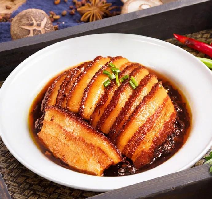 小杨哥，大智若愚。在3.15曝光“御徽缘”梅菜扣肉使用糟头肉后，小杨哥因此前在直