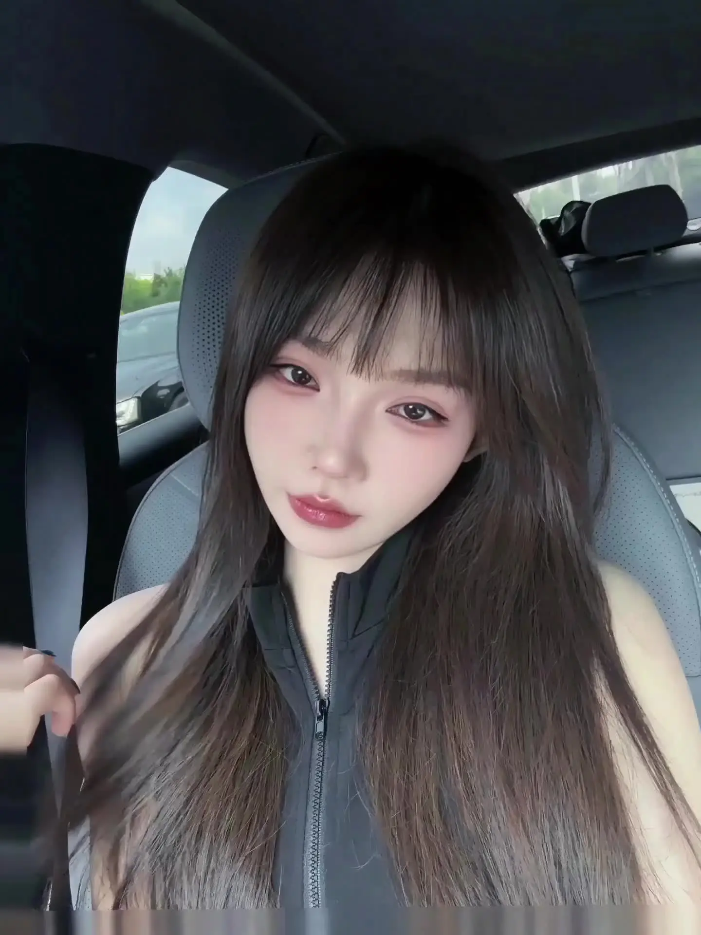 你在上嘴唇碰下嘴唇说爱我 我就找人弄你