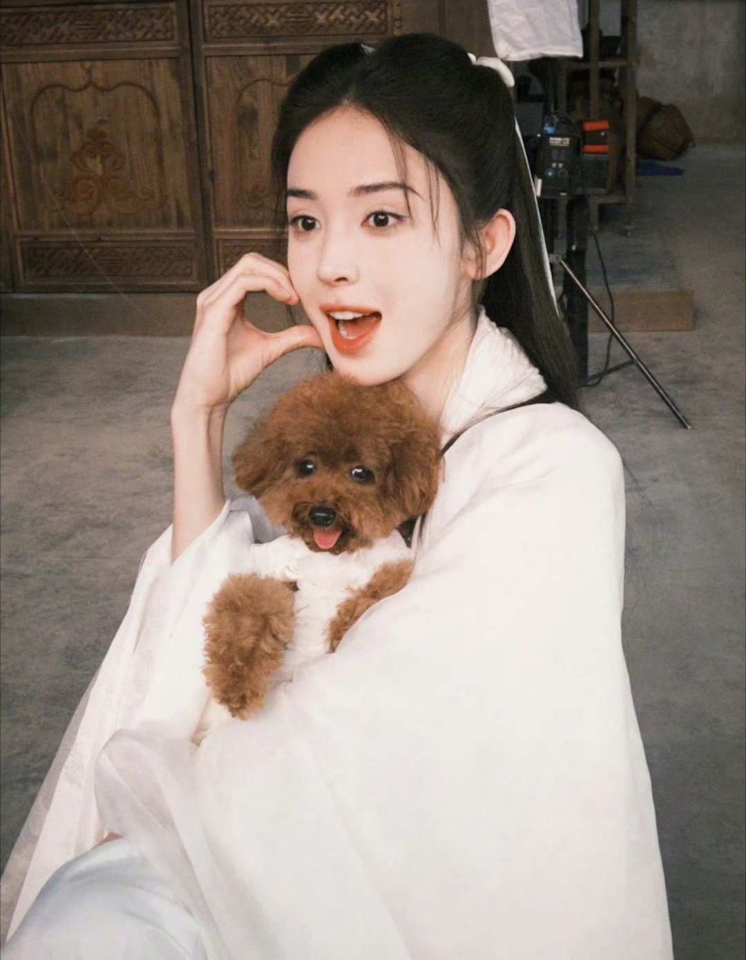 娜扎瘦成纸片人了，镜头下都这么瘦，现实应该更瘦吧，多吃点啊姐姐[苦涩][苦涩] 