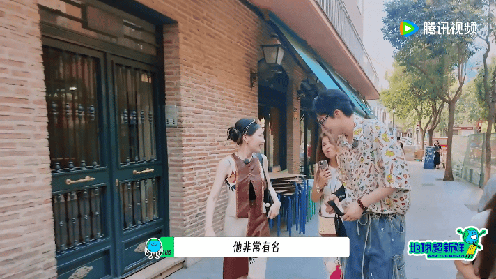 西班牙街头刘宇宁当场收获表白，并夸赞其演技、唱功。新加坡街头刘宇宁也被选中真的太