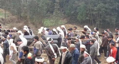 前妻生病去世，现任不管她。孩子没成家，没能力为她办理后事，前夫站出来办理后事！前