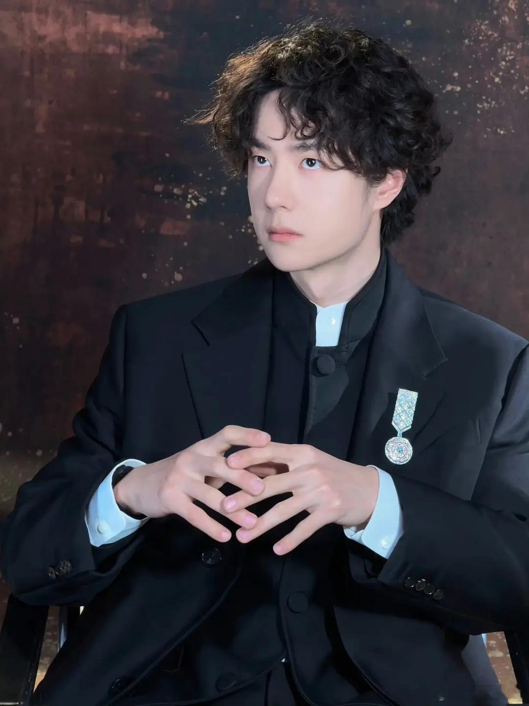 王一博新动图很帅欸！状态好好！年纪轻轻皮肤嫩嫩～ 