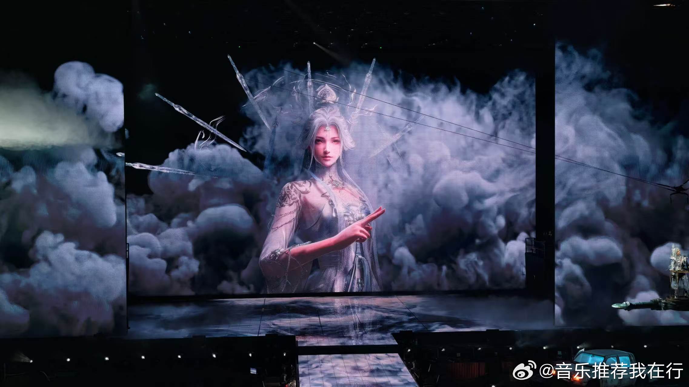 吴磊刺激之夜剑来联动舞台 蓝光如剑气劈开暗幕，吴磊踩着卦象光轨信步而来！银发玄幻
