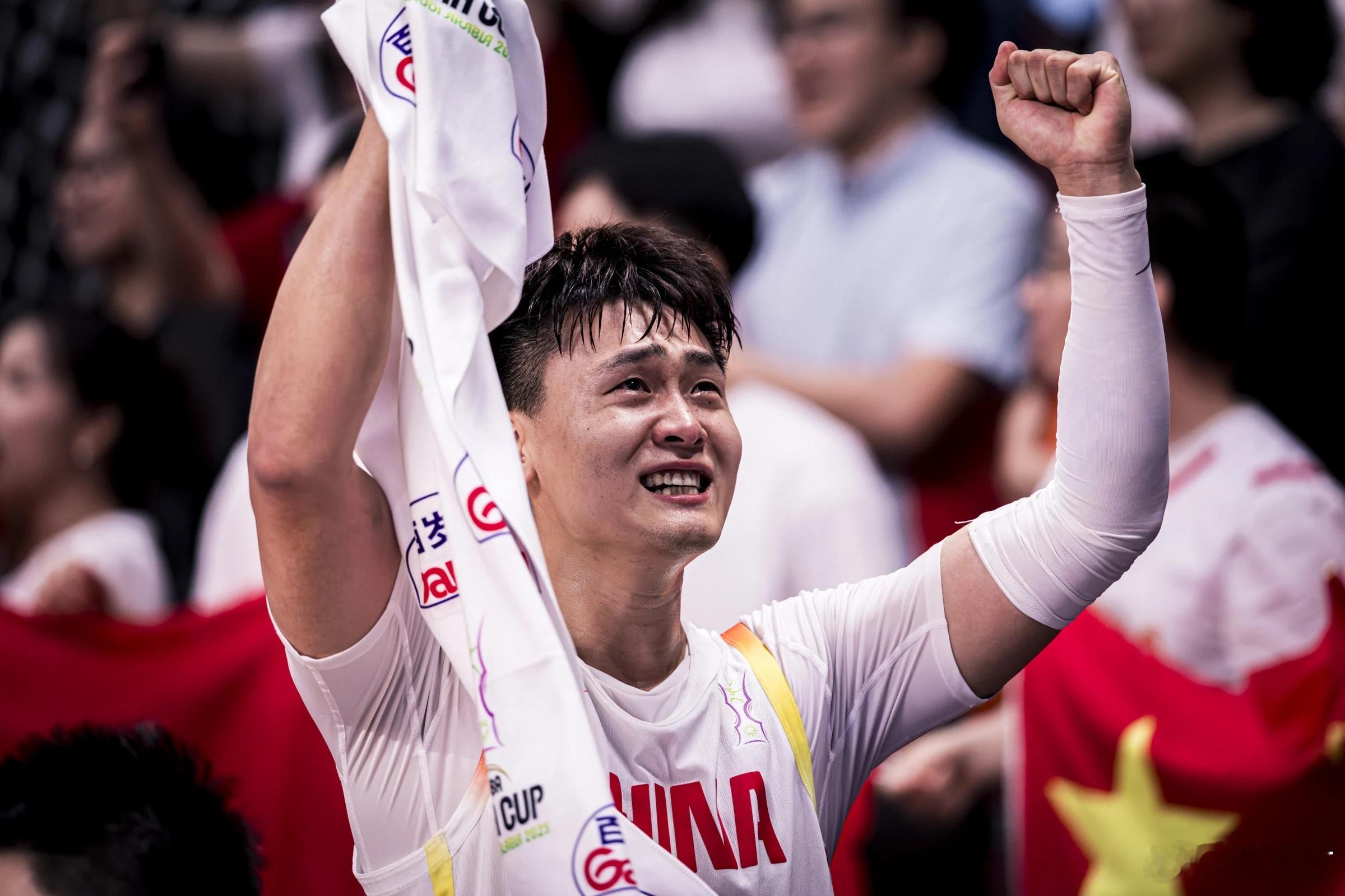 中国男篮晋级亚洲杯决赛 这场球能咬下来我觉得有三点：1.胡金秋和王俊杰领衔的内线