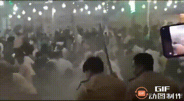 印度警察又发飙了！因跳舞，印度警察与观众操作起来，印度北方邦音乐/舞蹈活动中的混