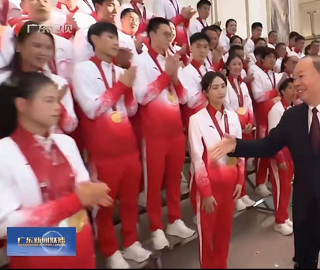 被浙江绝杀以后，徐杰，胡明轩与杜锋外甥童佳俊前往二沙岛参加了表彰大会