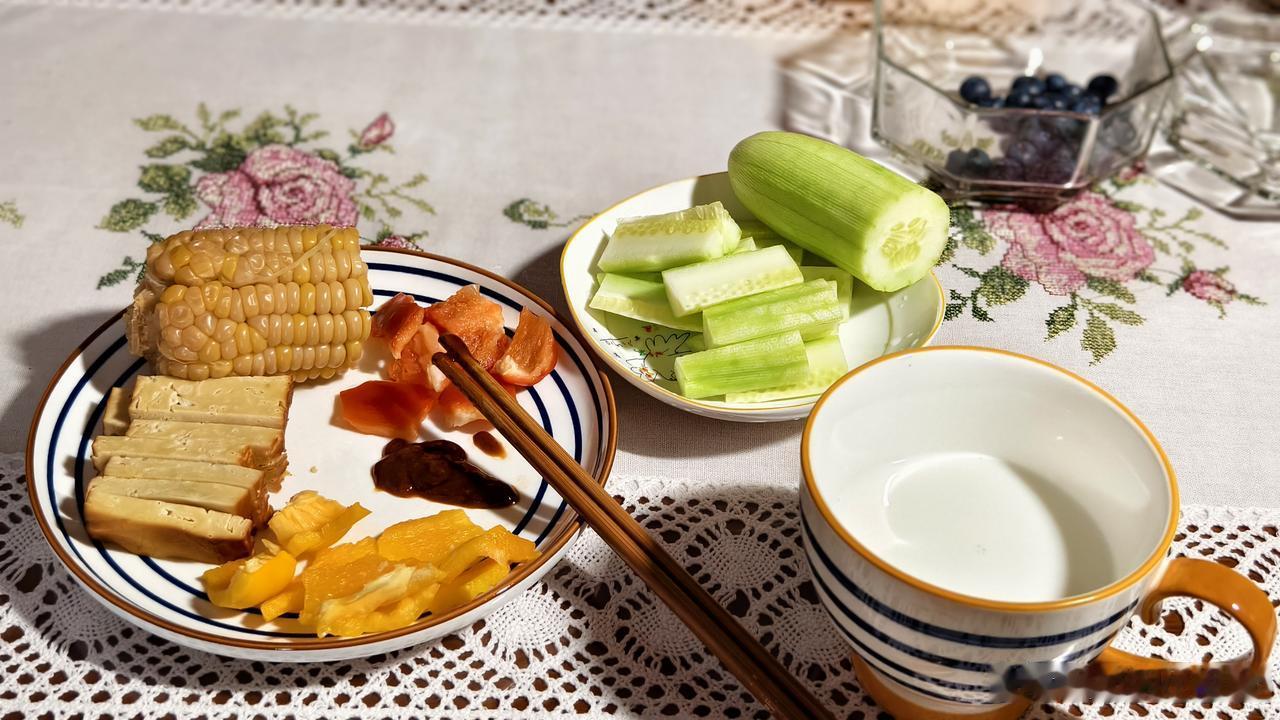 昨天和朋友聚餐，快十一点了才回到家。
在饭店吃饭难免油大，今早想尽可能素一点，就