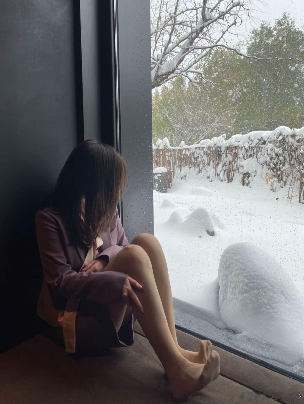 躲在屋里看雪～ 