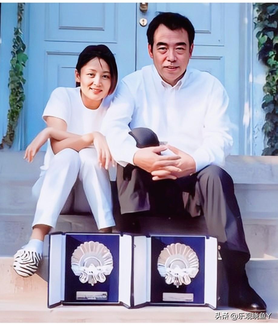 一九九四年，坐在石阶上的陈凯歌与陈红。当时二人正在热恋当中，陈凯歌四十二岁，成熟