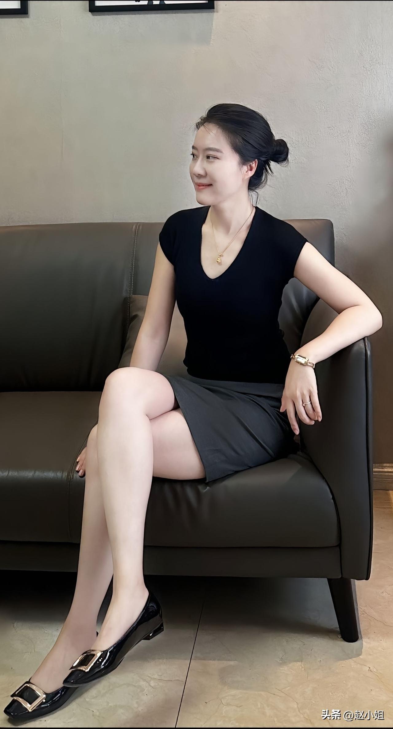  爱情不是全部，生活才是重心
先爱己，后爱人。