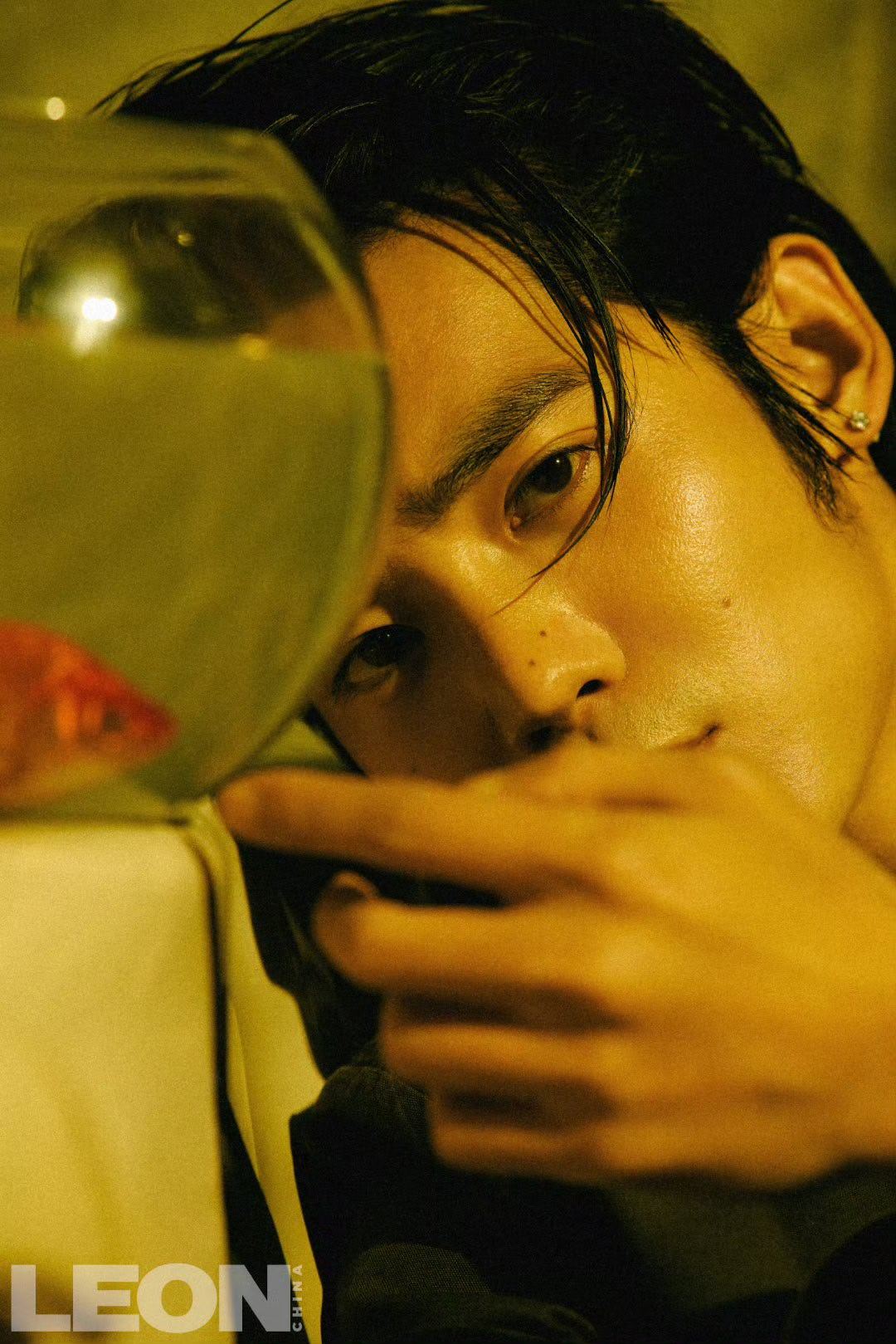 于适登上LEON中文版三月刊开季封面，春日的气息仿佛都揉进了镜头里。他穿着简约的