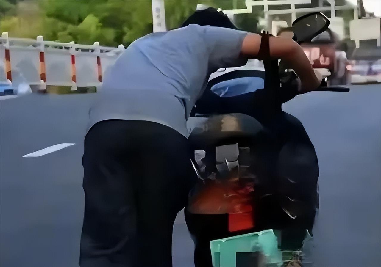 这事忒冤了！山东，男子在餐馆吃饭，结账后发现，停店外的新电动车，被一老汉偷走。男