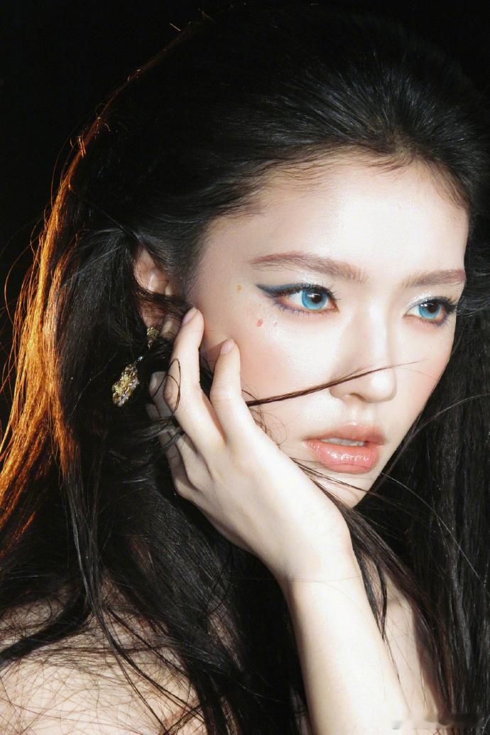 林允蓝瞳湿发半裸林允湿发半裸造型谁懂林允这套造型的杀伤力！湿发半裸勾勒曼妙曲线，