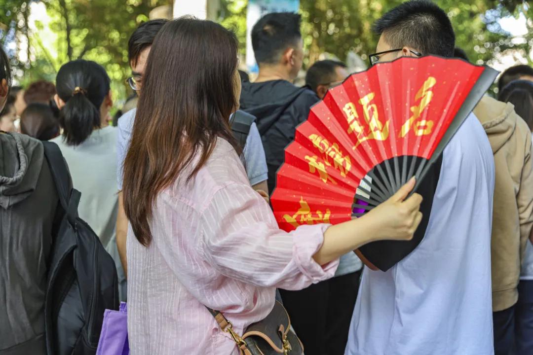 高考的第一天，
语文结束了。

网上立马就出现了高考作文的题目，
我大致看了一下