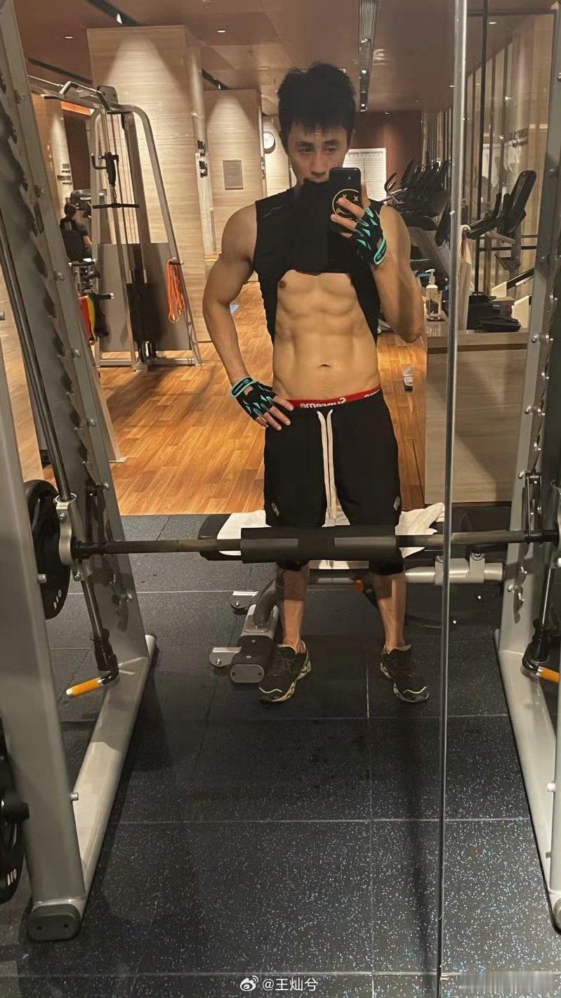 王灿发杜淳腹肌照，穿个背心随手一拍都这么有料，姐姐这“炫夫”方式真的很直接。 