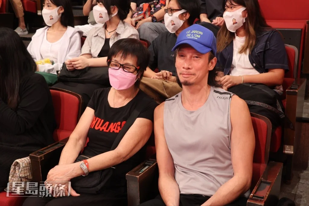 陈豪感叹3娃功课变难请人补习！坚持自教中文